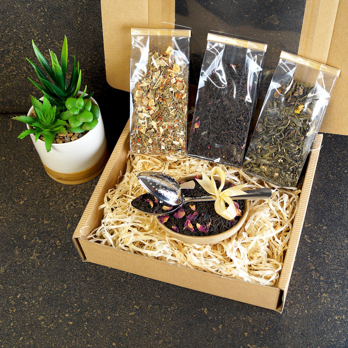 Tea gift box with premium black tea and infuser spoon – ideal birthday gift