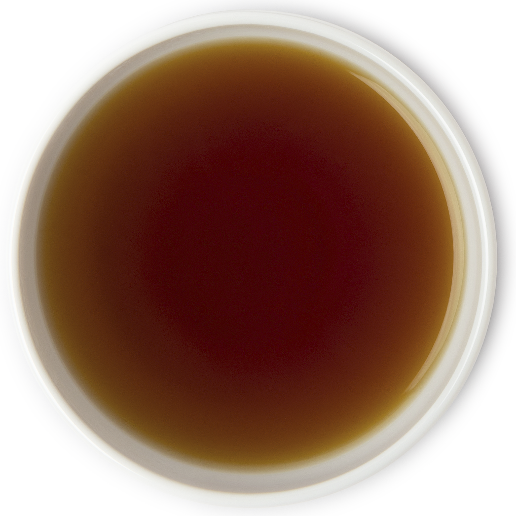 Brewed Golden Yunnan black tea – dark brown infusion with smoky notes