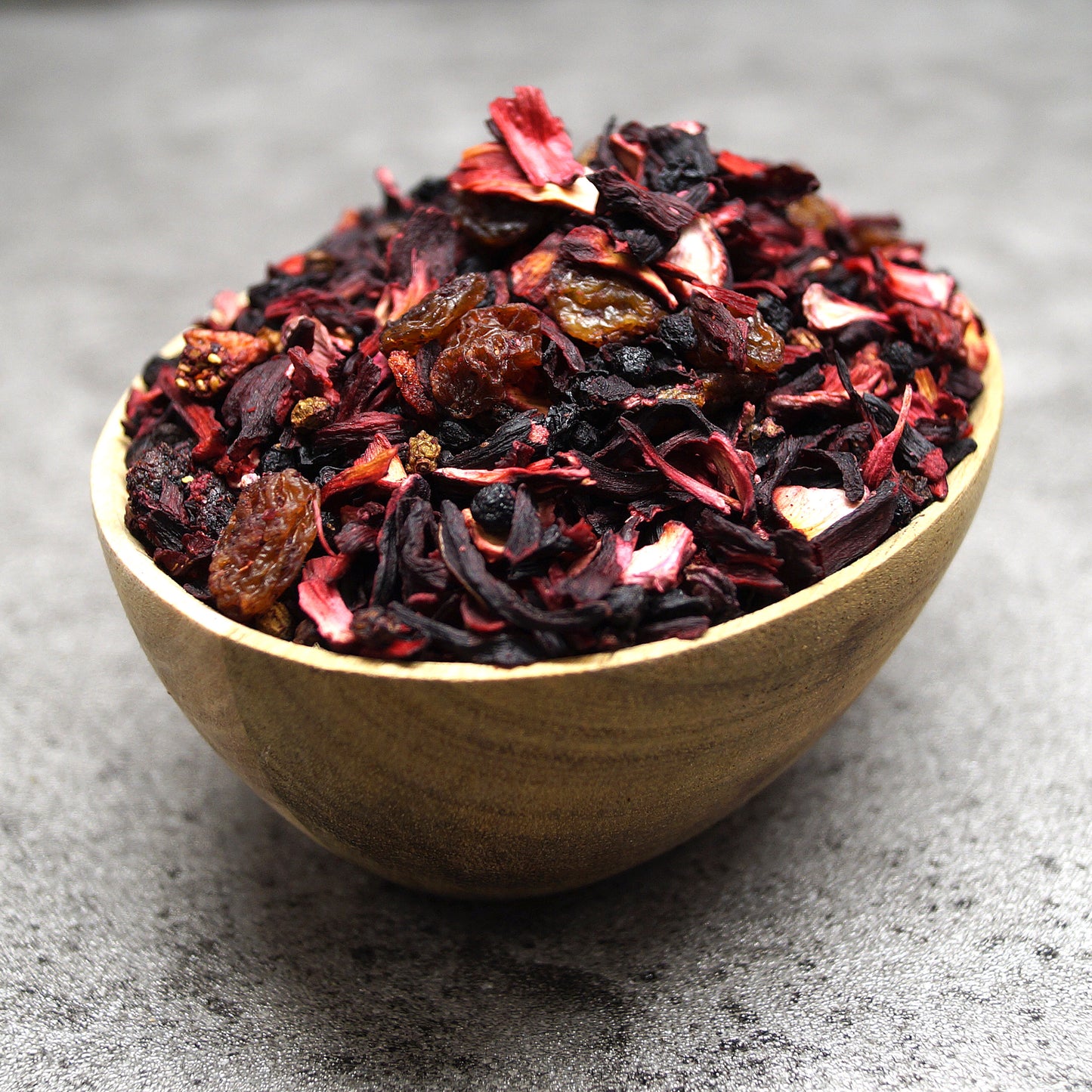 Ingredients of Fruit Tea Rum Fantasy – hibiscus petals, wild berries, and fruity herbs for a vibrant, refreshing loose leaf tea blend