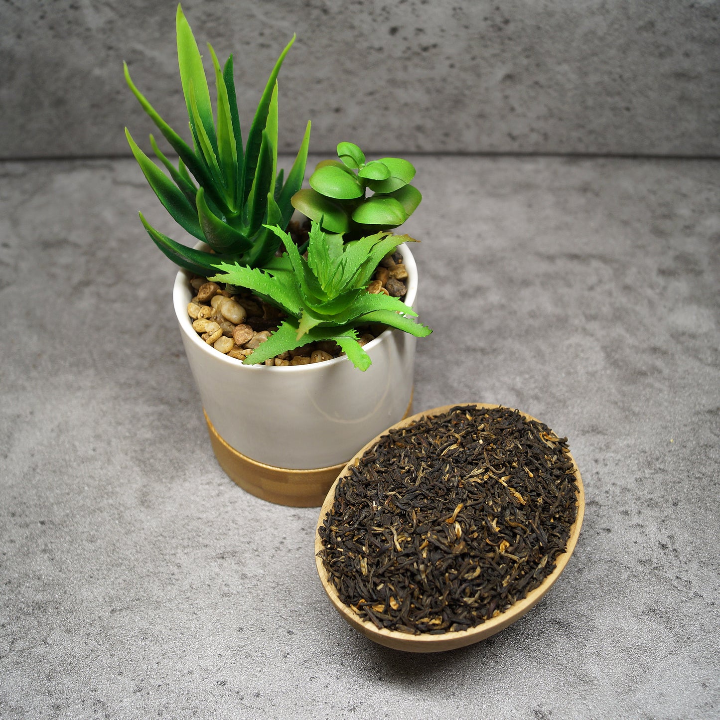Loose leaf Chinese black tea Golden Yunnan on wood