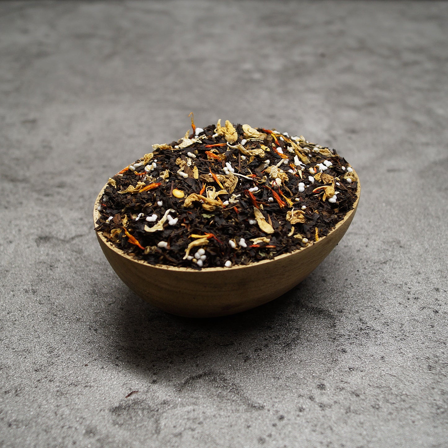 Mexican mango leaf tea with black tea leaves and ripe mango