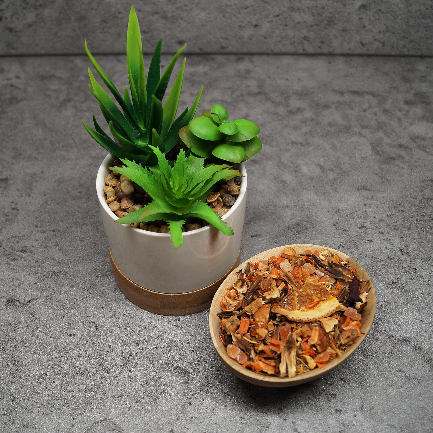 Orange Dream herbal tea with citrus fruits and apple – refreshing loose leaf herbal tea for a fruity, energizing infusion