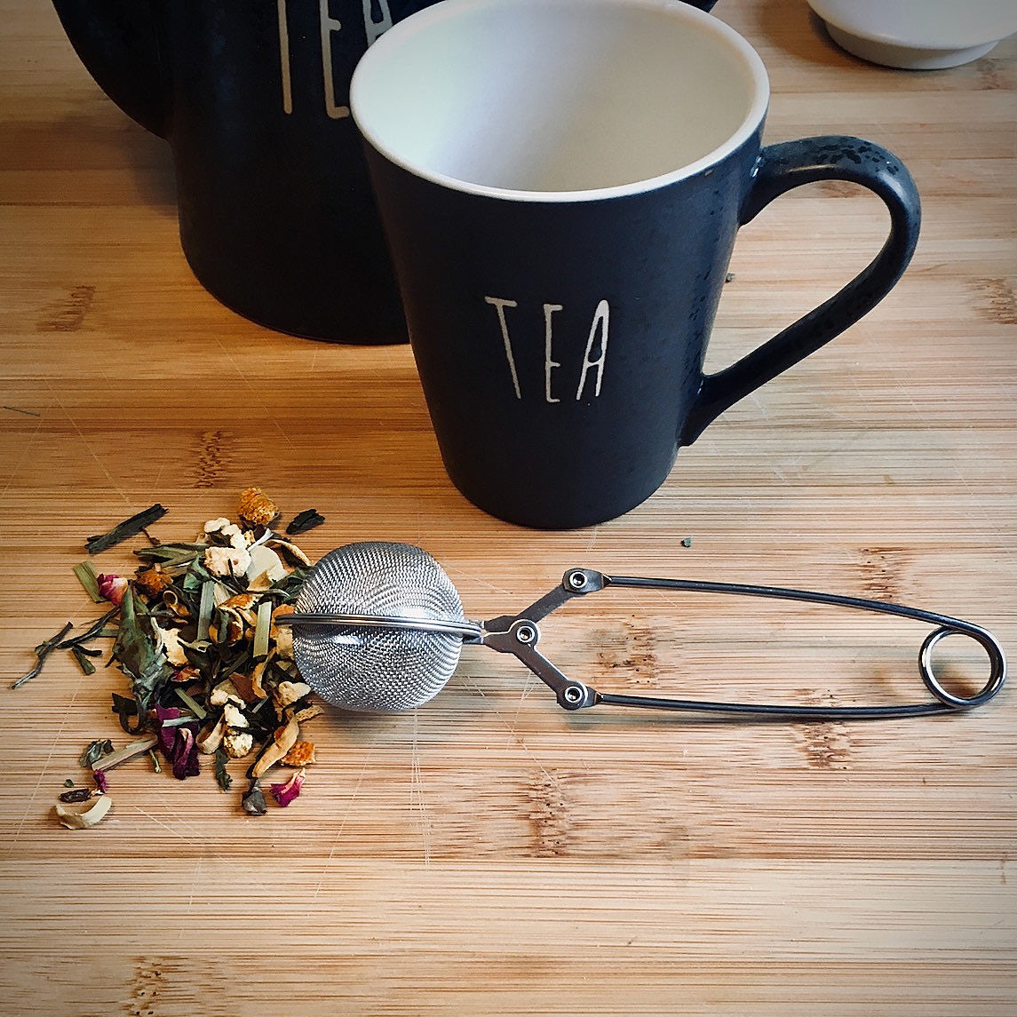 Preparing premium black tea using the infuser tong from the gift set