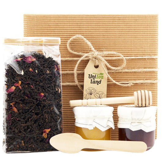 Small gift set with tea and sweets – perfect for birthdays