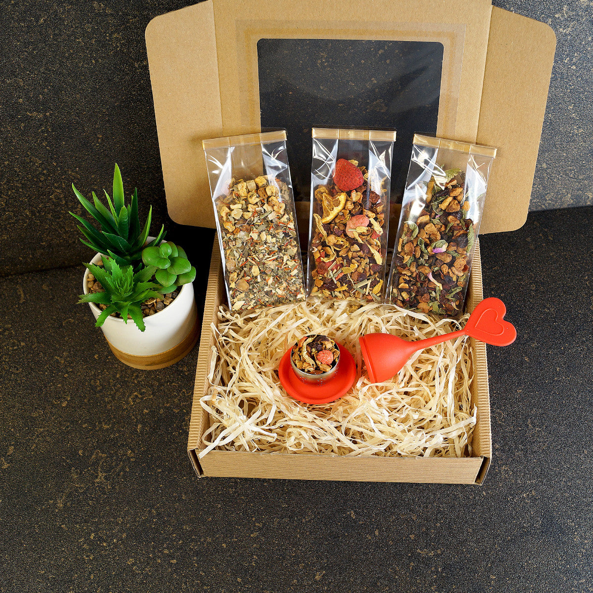 Tea set for mom – a perfect Mother's Day present, complete with premium tea and heart-shaped infuser