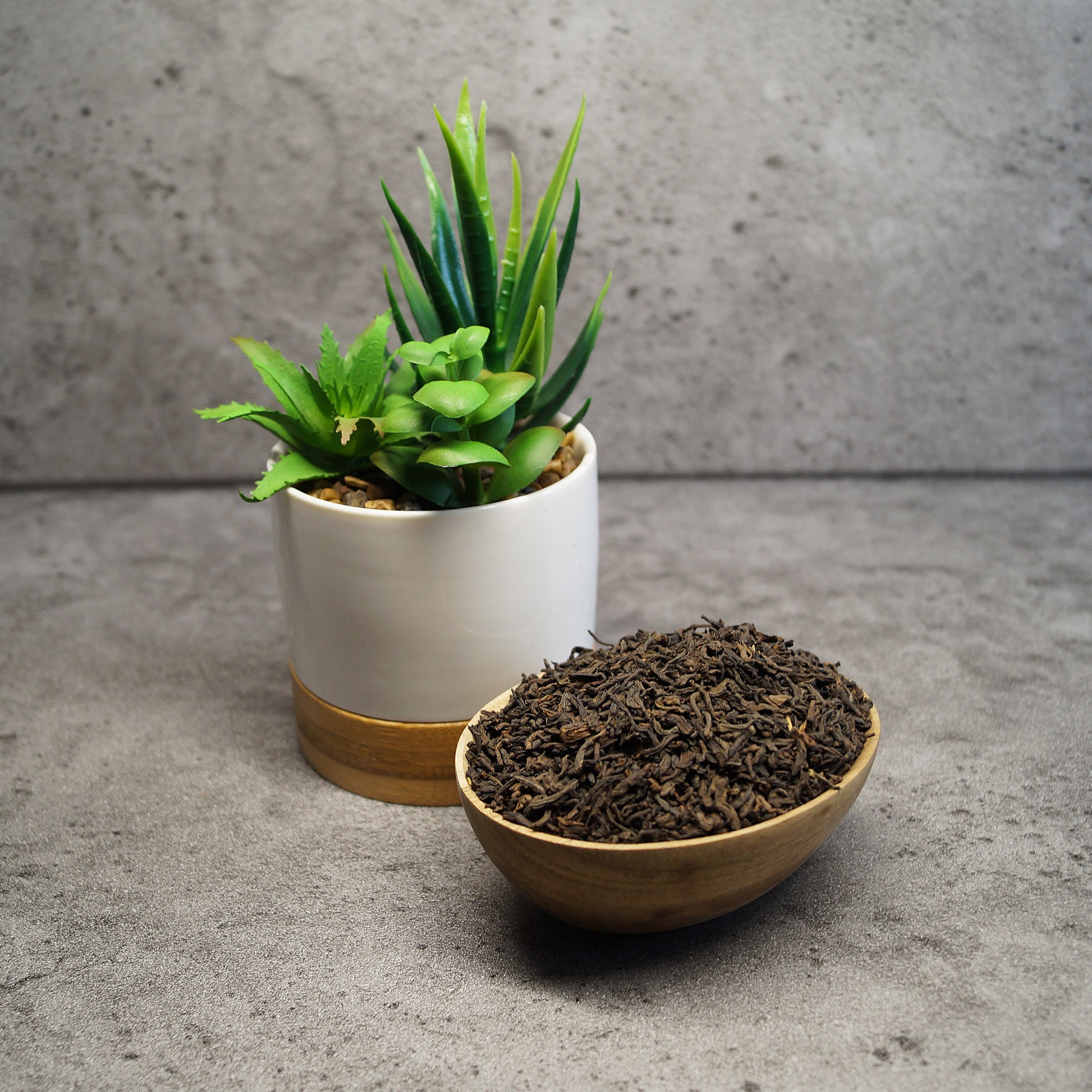 Yunnan Pu Erh tea leaves – high-quality loose leaf tea with a full-bodied, earthy flavor